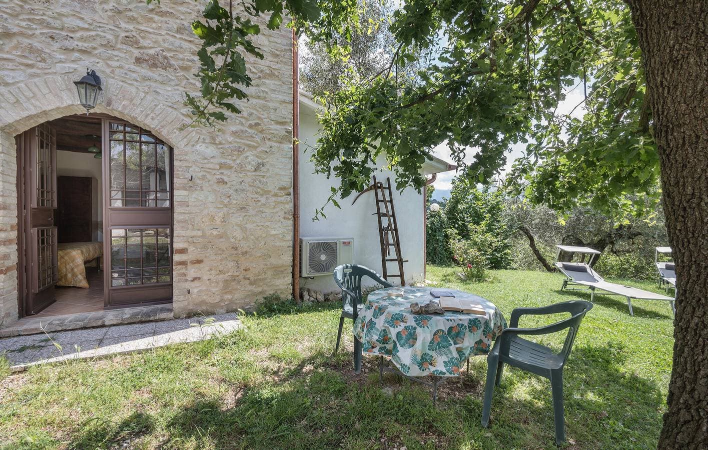 Gemütliche Wohnung mit Klimaanlage, Fernseher, Parkplatz, Terrasse, Küche – 1 km bis Tarano 1