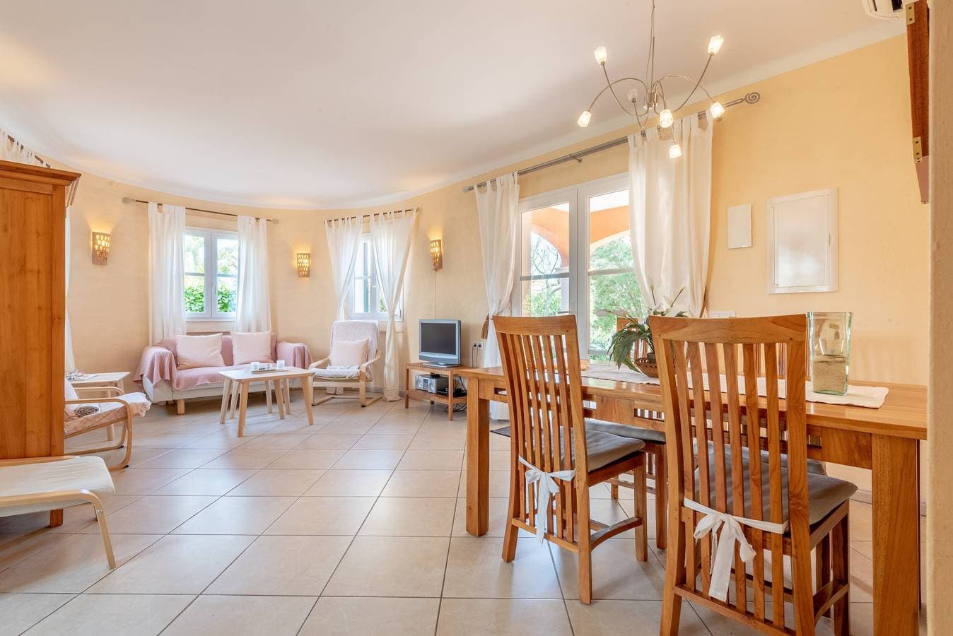 Foto 13 von 29: Traumhaftes Ferienhaus mit Pool, WLAN und Terrasse; Parkplätze vorhanden