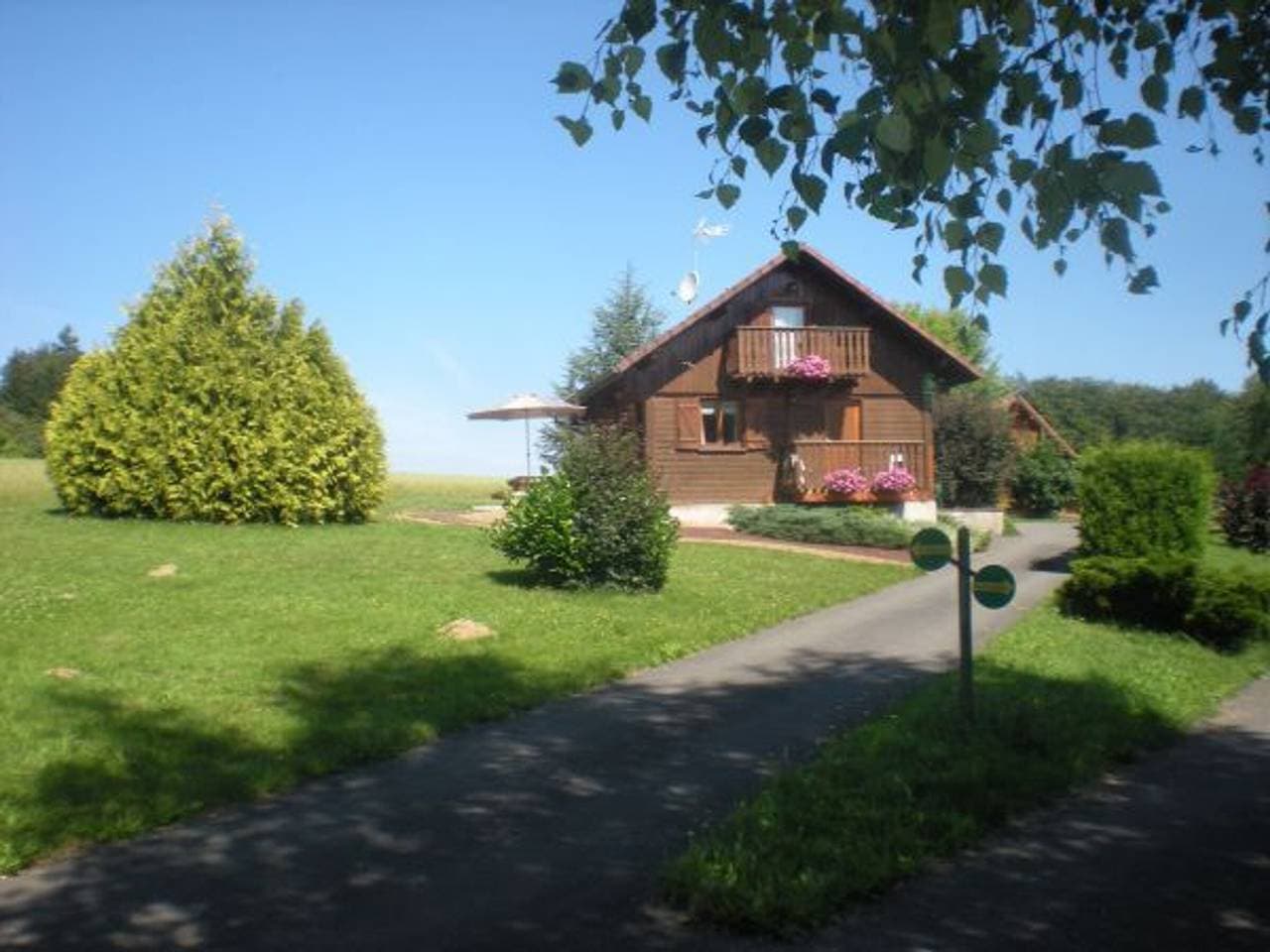 Charmantes Chalet im Grünen mit großer Terrasse, nah an Pistenplätzen und Wellnesszentrum 1