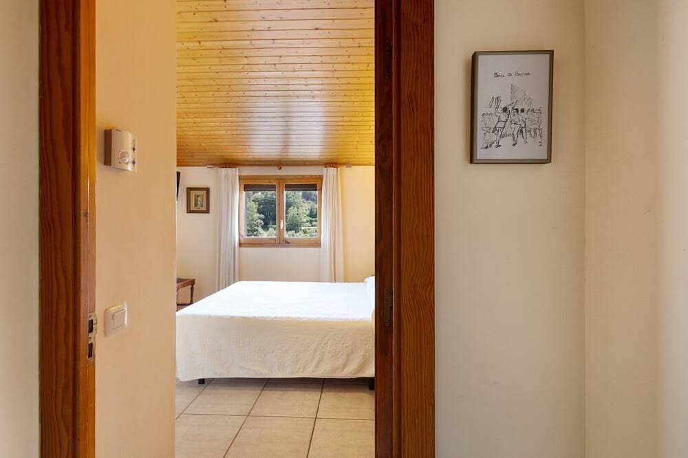 Foto 6 von 23: Zimmer mit Frühstück 'Ball De Bastons', Bergblick, WLAN & Klimaanlage