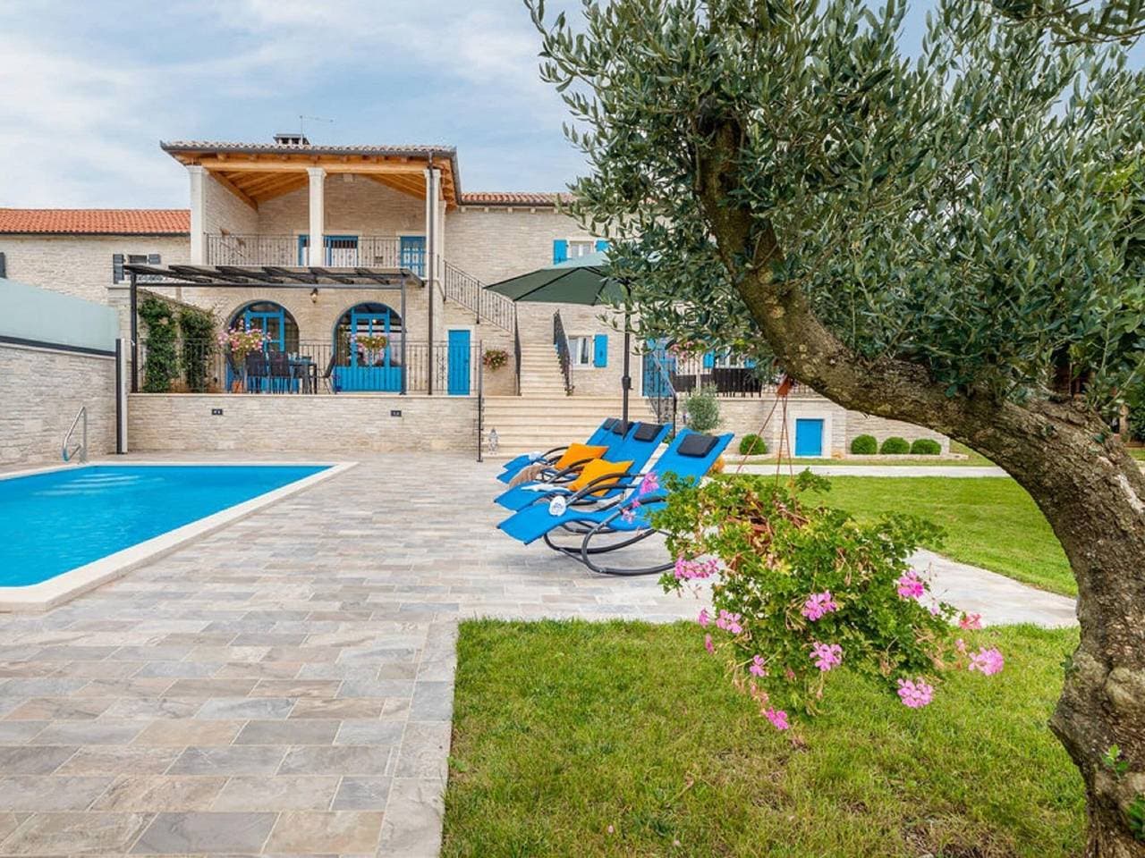 Foto 12 von 40: Stilvolle Villa mit Swimmingpool und Garten