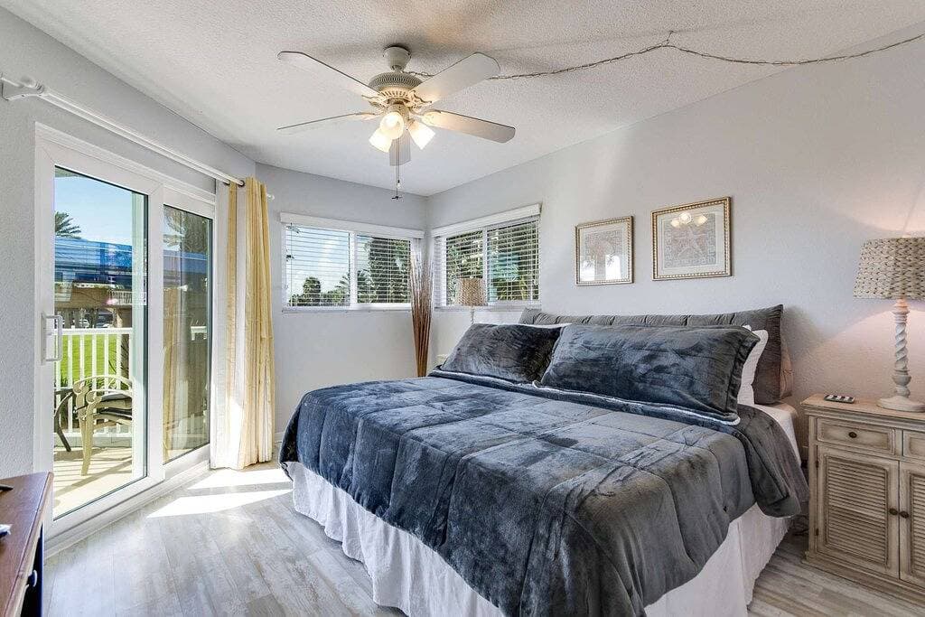 Foto 11 von 50: Wohnung mit Meerblick 1 Schlafzimmer | Weg zum Jacksonville Strand | Pool + Kingsuite