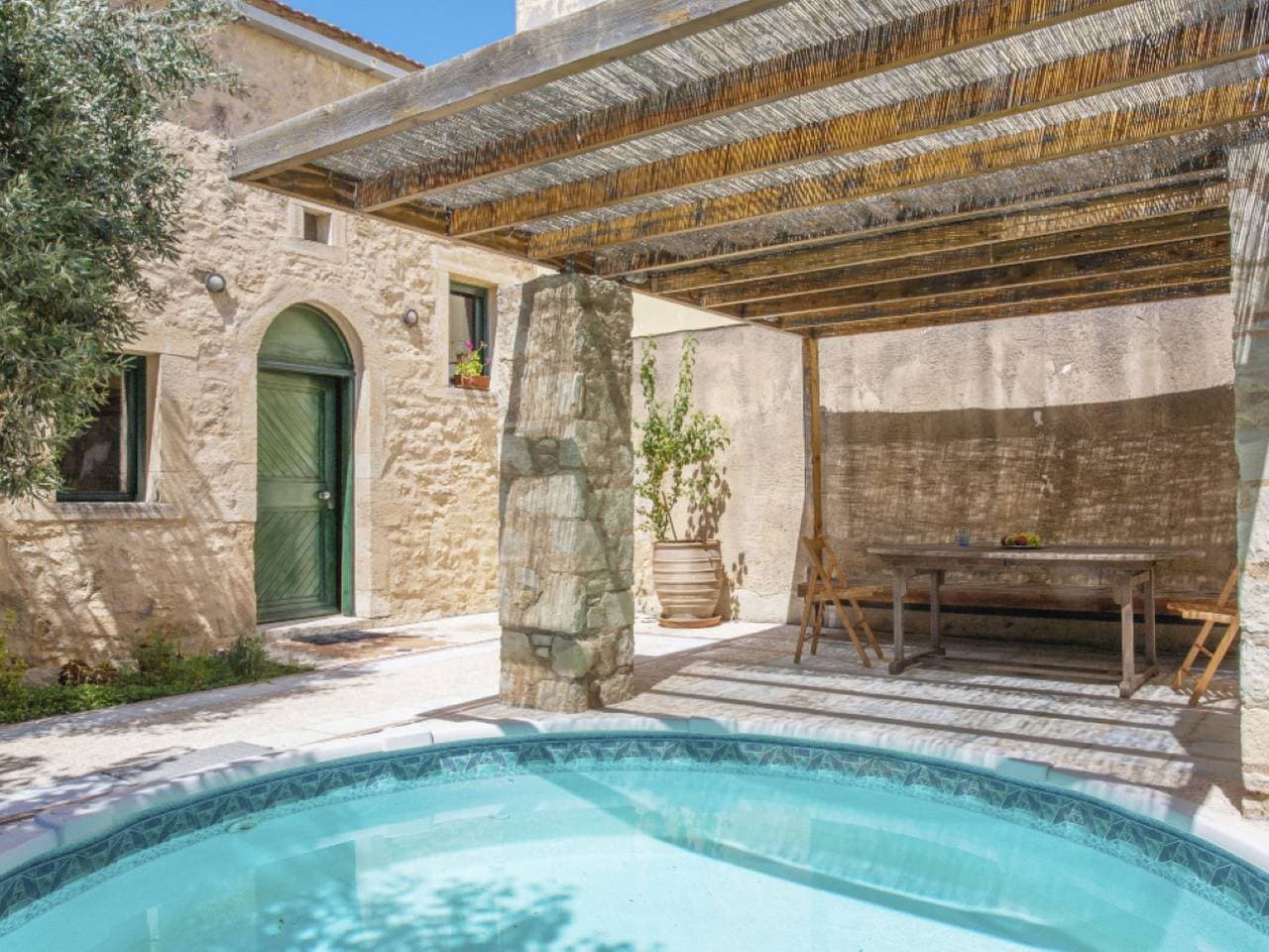 Mit privatem Pool in Roustika 1