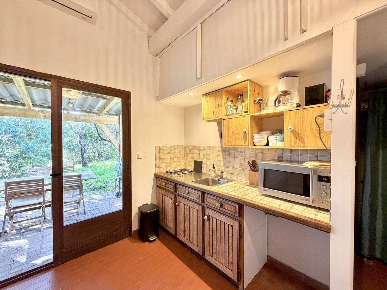 Foto 7 von 13: Mini-Villa in Porto-Vecchio, nahe Strand, Terrasse, privater Parkplatz