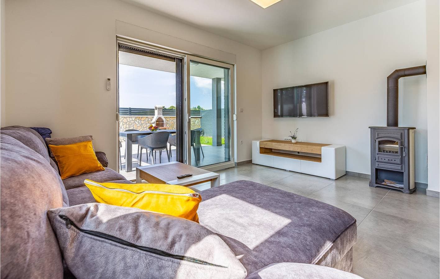 Foto 3 von 40: Charmante 130 m² große Wohnung mit Pool, Terrasse und WLAN in der Nähe des Stadtzentrums von Sisan