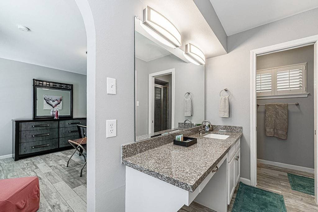 Foto 6 von 37: The Paris- Colorful 3Bedroom 2Bath Sfh w/Heated Pool Available
