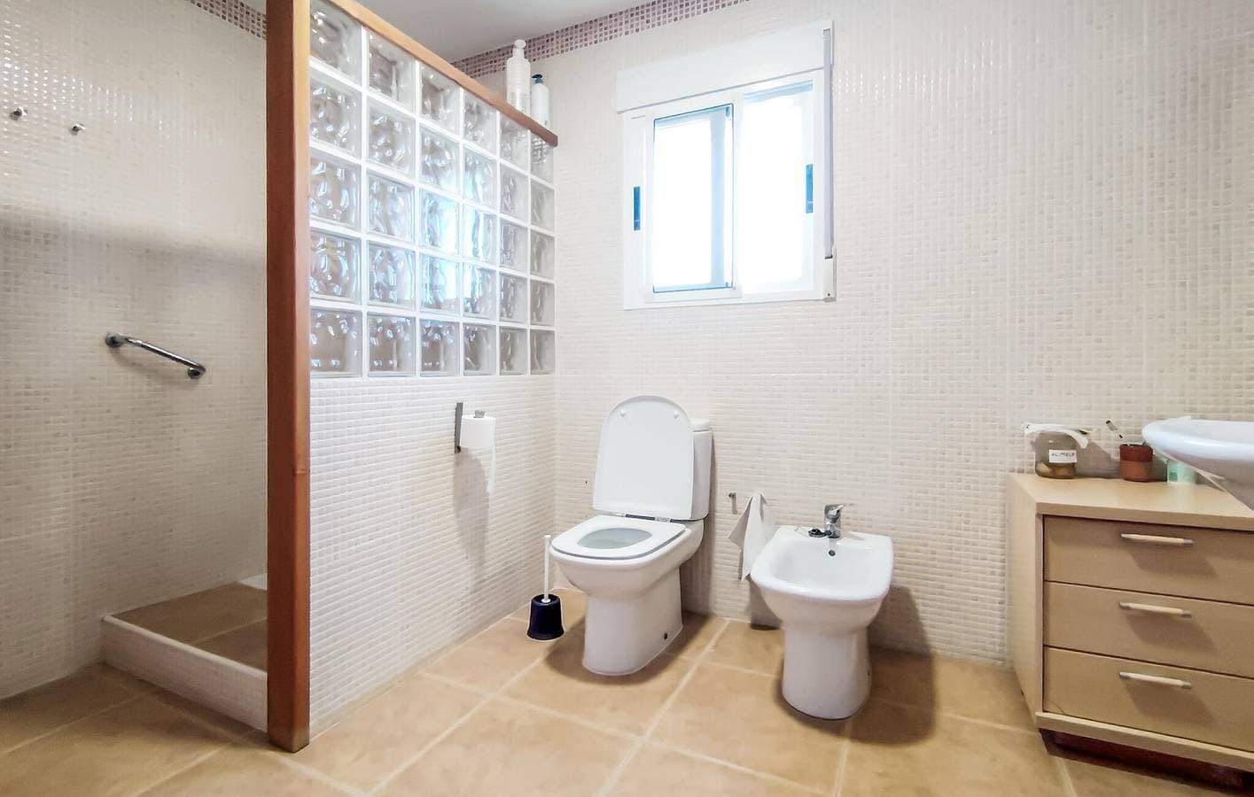 Foto 12 von 13: Xàtiva Poolside Retreat - AC, Parkplatz, Terrasse