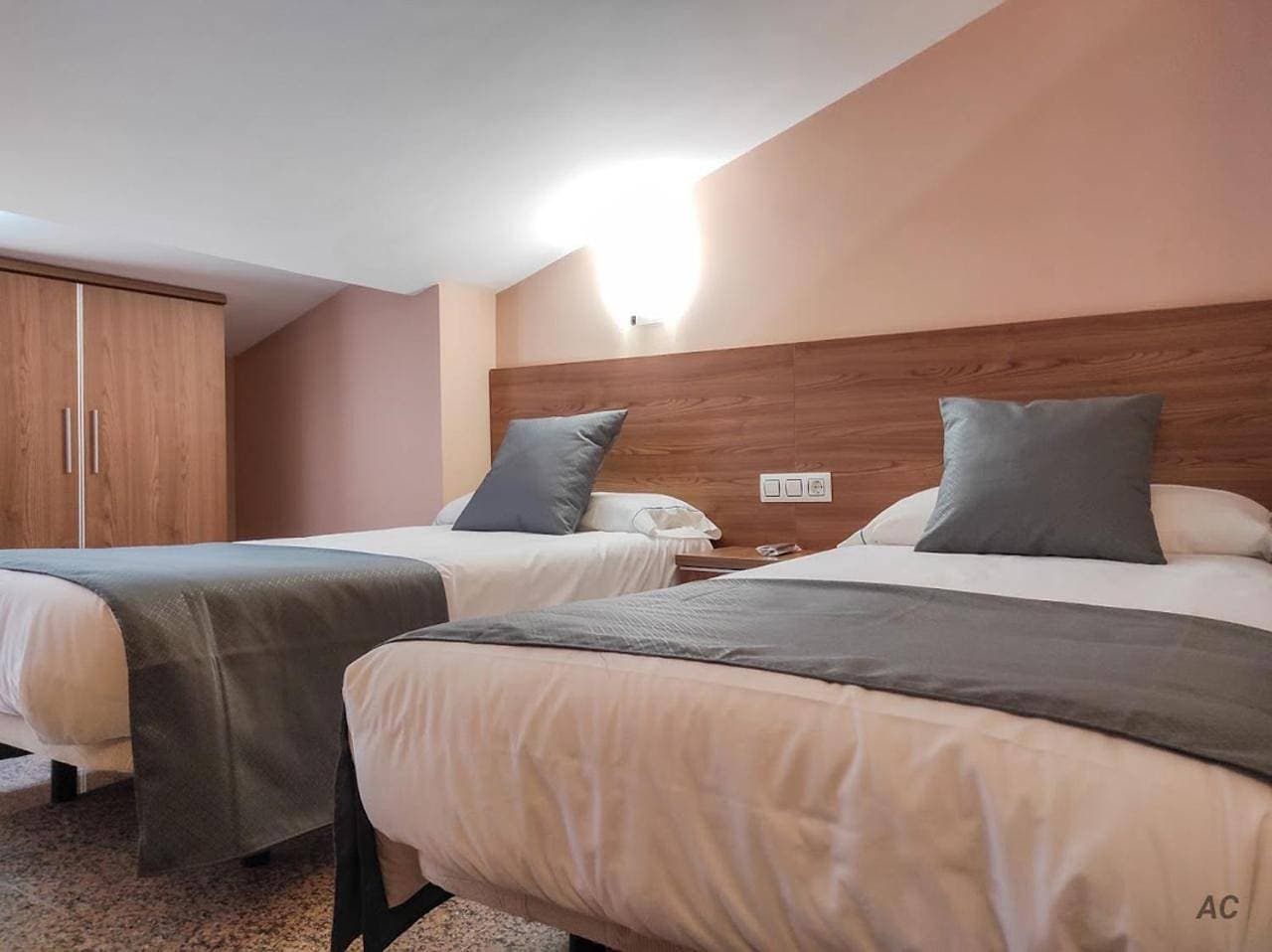 Foto 6 von 10: Small Twin Room with Fan