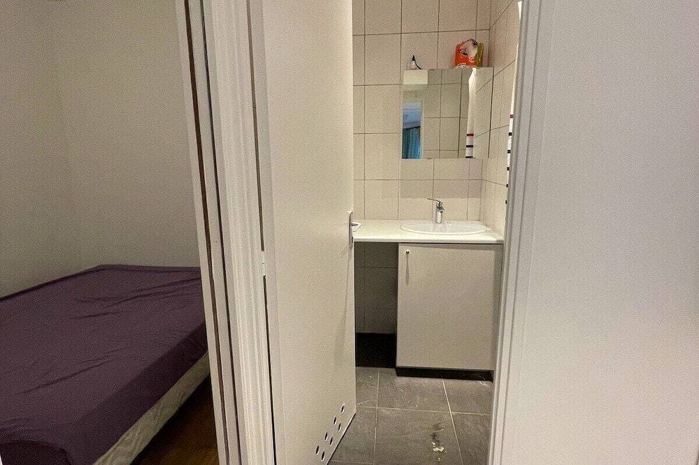 Foto 2 von 12: Apartment-Eigenes Badezimmer-Apartment-Blick auf den Hof