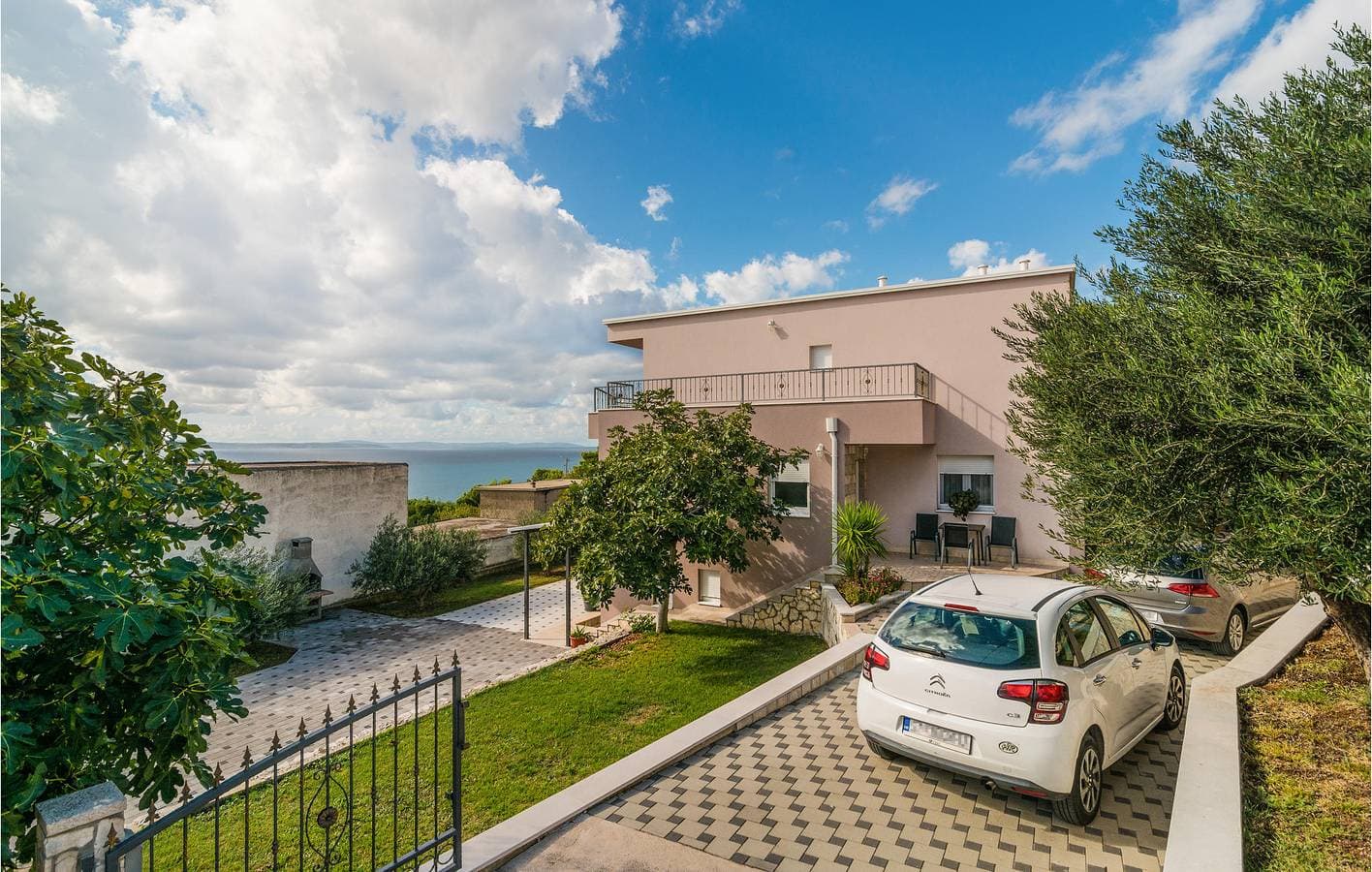 Foto 5 von 24: Gemütliche 300 m zum Strand: Klimatisierte Wohnung mit Terrasse und Parkplatz