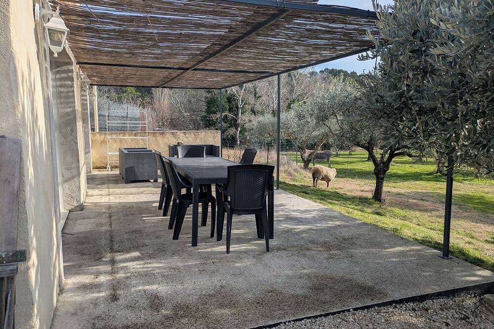 Foto 7 von 17: Large, relaxing gîte full of charm surrounded by olive trees - Pets welcome