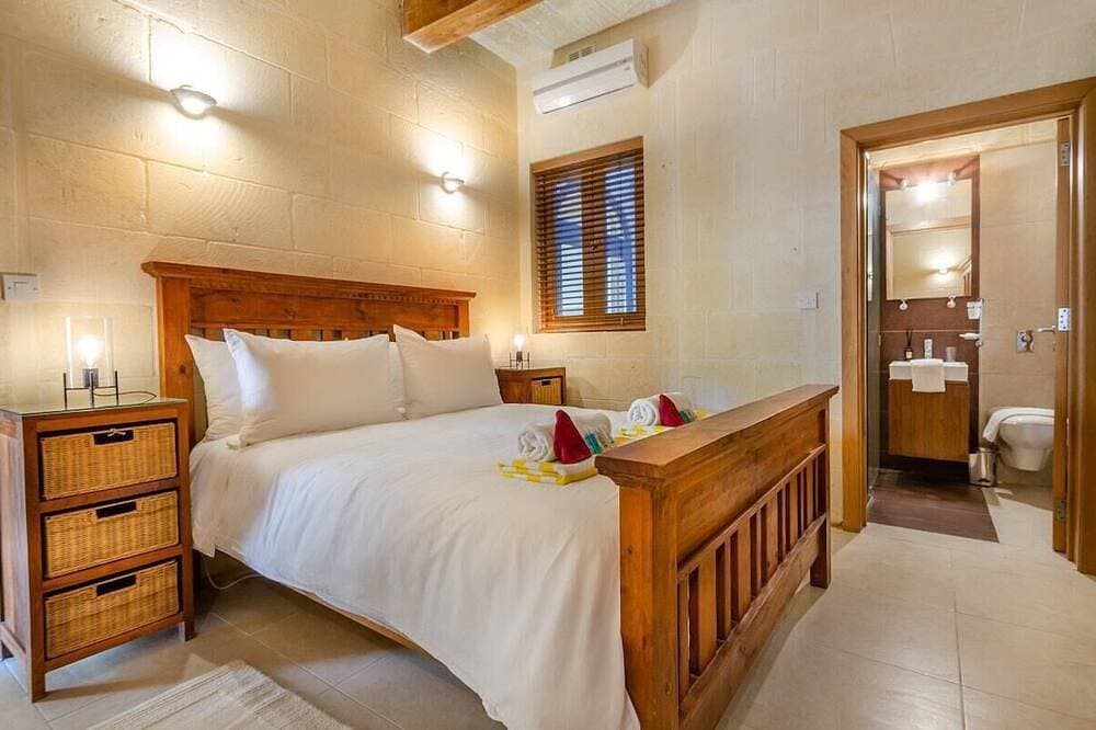 Foto 5 von 28: Escape w/Private pool, indoor hot tub & BBQ terrace
