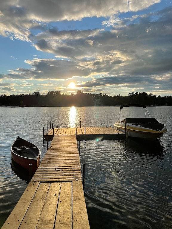 Foto 8 von 32: Cozy 100-year-old Maine camp, steps to Little Sebago Lake