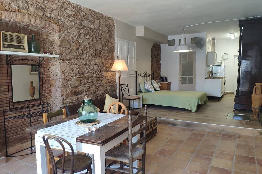 Foto 2 von 30: Loft Love, charming, cozy, comfortable, centrally located, king bed (2-4 pax).