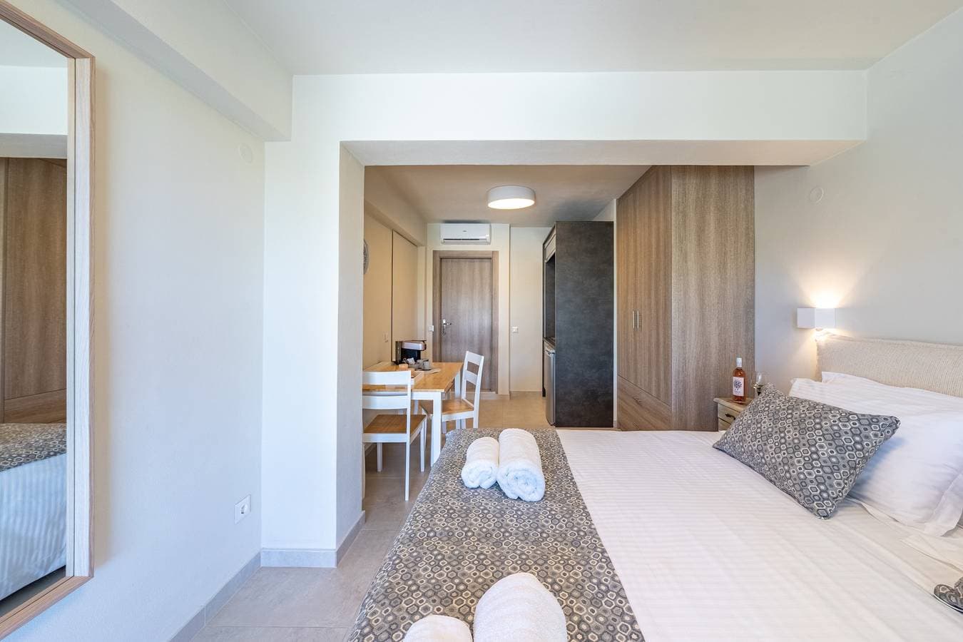 Foto 9 von 42: Einzimmerapartment 'Katerina' mit Bergblick, Wi-Fi und Klimaanlage