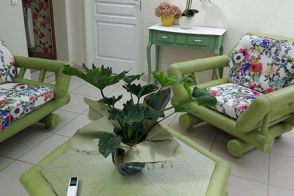 Foto 11 von 22: Le Mûrier single-storey house with beautiful veranda. Beautiful garden.