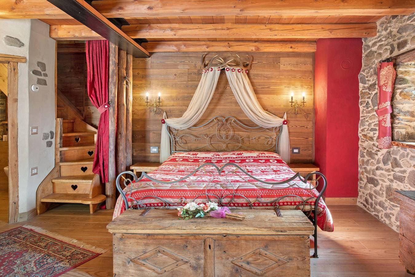 Foto 10 von 33: Deluxe-Zimmer „Chalet Cuore Selvatico“ mit Bergblick, Terrasse und privatem Garten