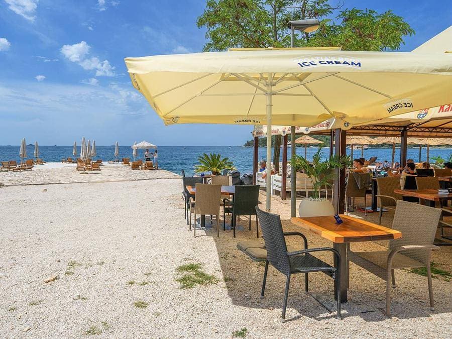 Foto 10 von 24: Camping Porton Nature Hideouts - Mobilheim 2 personen - Comfort | 1 Zi. | 2 Pers. | Erhöhte Terrasse | Klima | TV