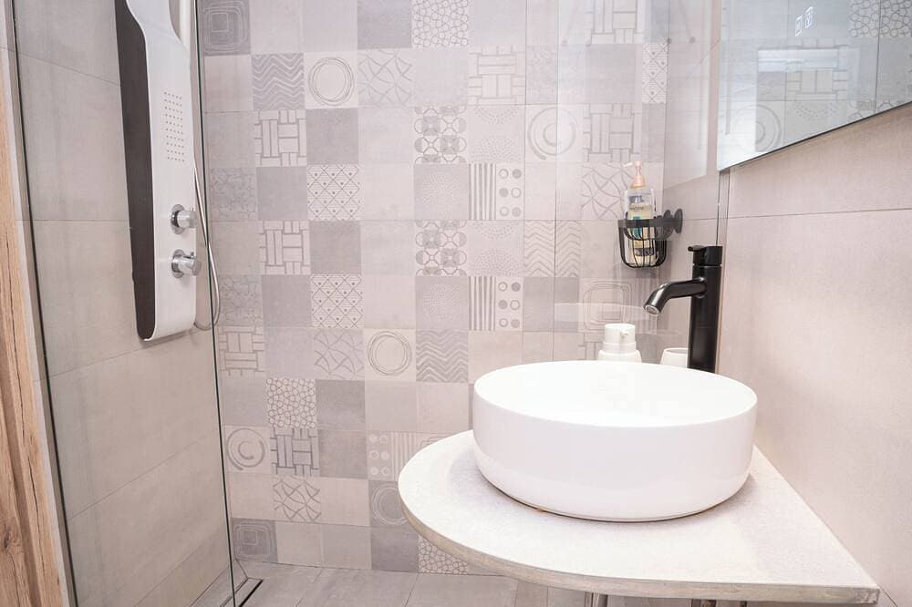 Foto 6 von 23: Charming loft-style apartment just 60 m from Artemida’s long sandy beach!