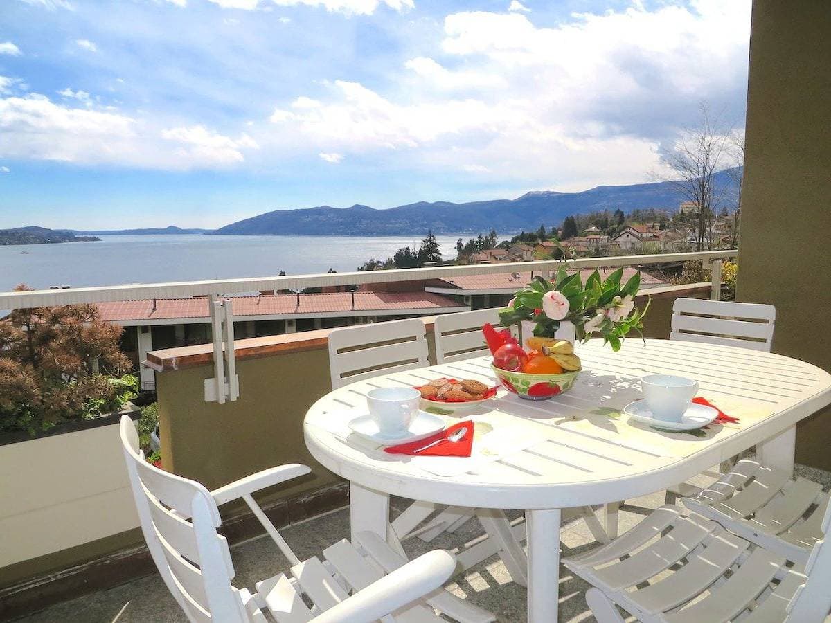 Selva 1 lake view apartment in Ghiffa with pool 1