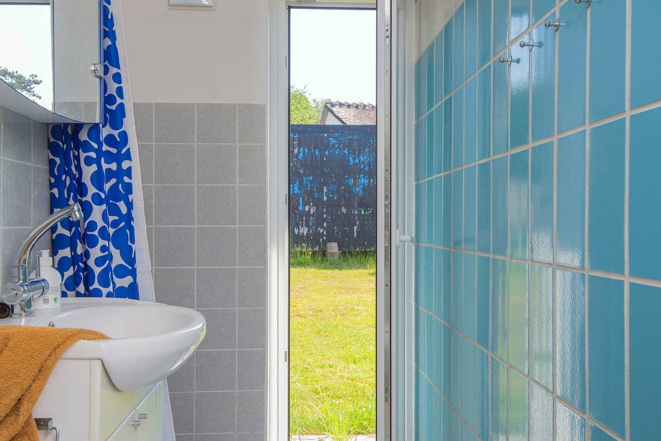 Foto 13 von 23: Kleines Haus mit Badesteg und Blick auf den Leuchtturm von Kegnæs
