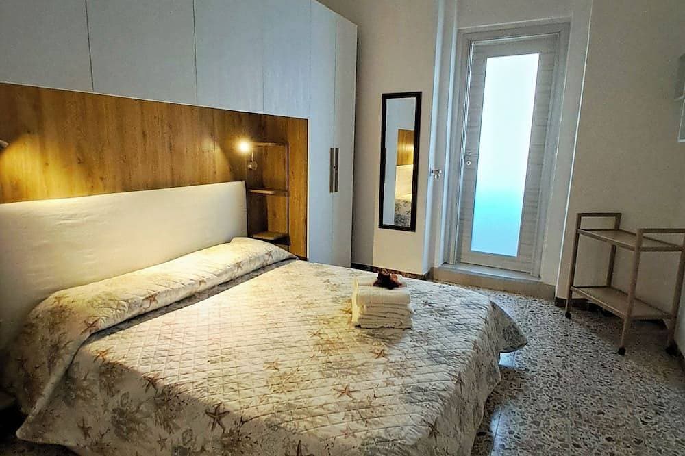Double room with bathroom located near the historic center and beaches. 1