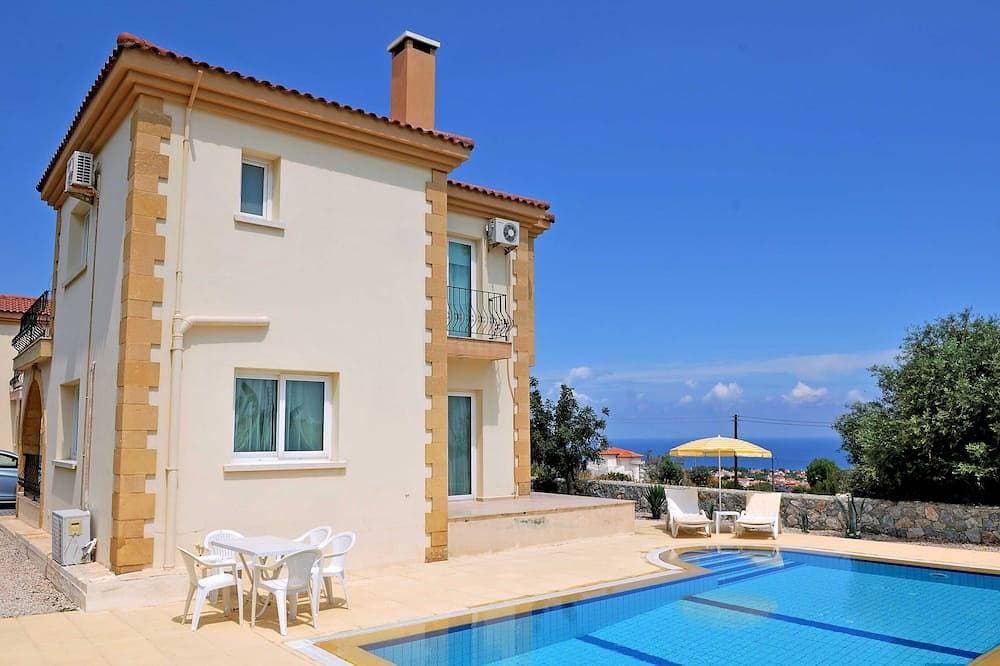 Wunderschöne, geräumige Luxusvilla mit atemberaubendem Berg- und Meerblick, WLAN, privatem Pool 1