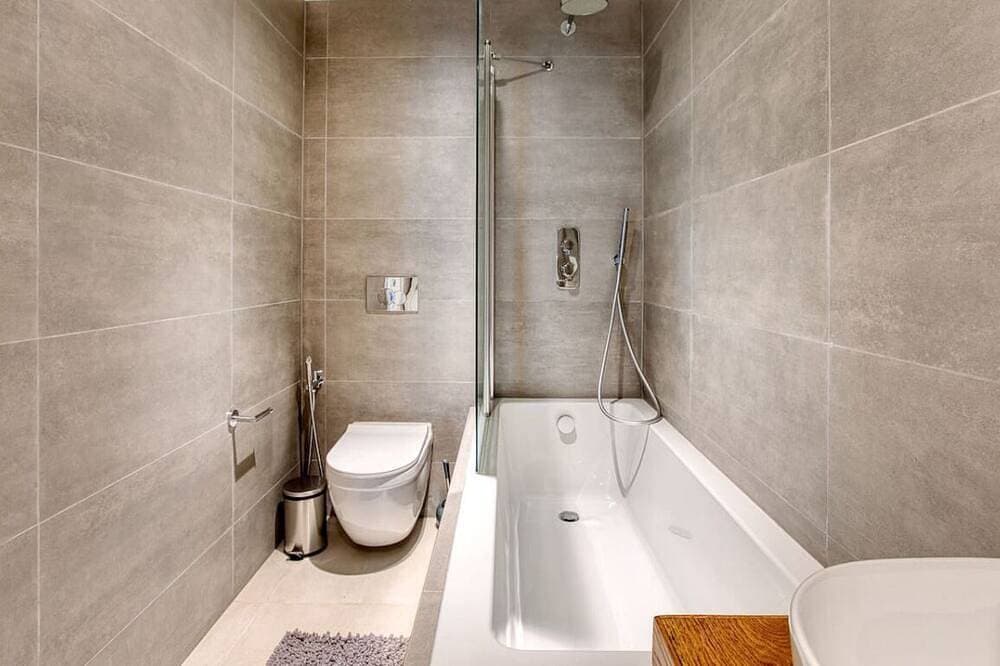 Foto 12 von 30: The Official Mercury Tower Suite - Pool, WIFI & AC