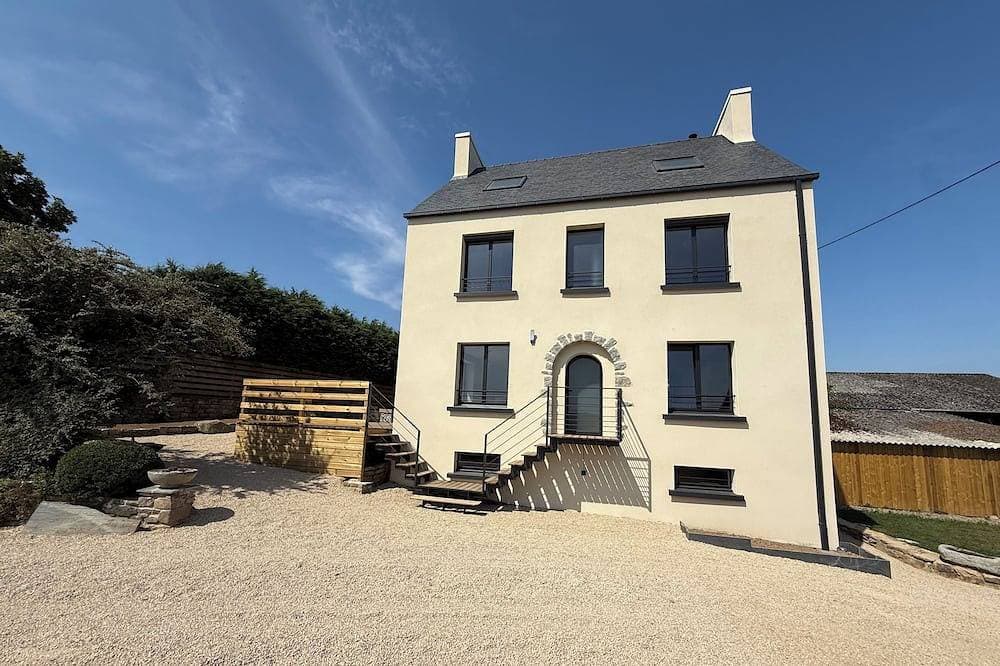 Family home for 8–10 people • Garden • North Coast of Finistère 1