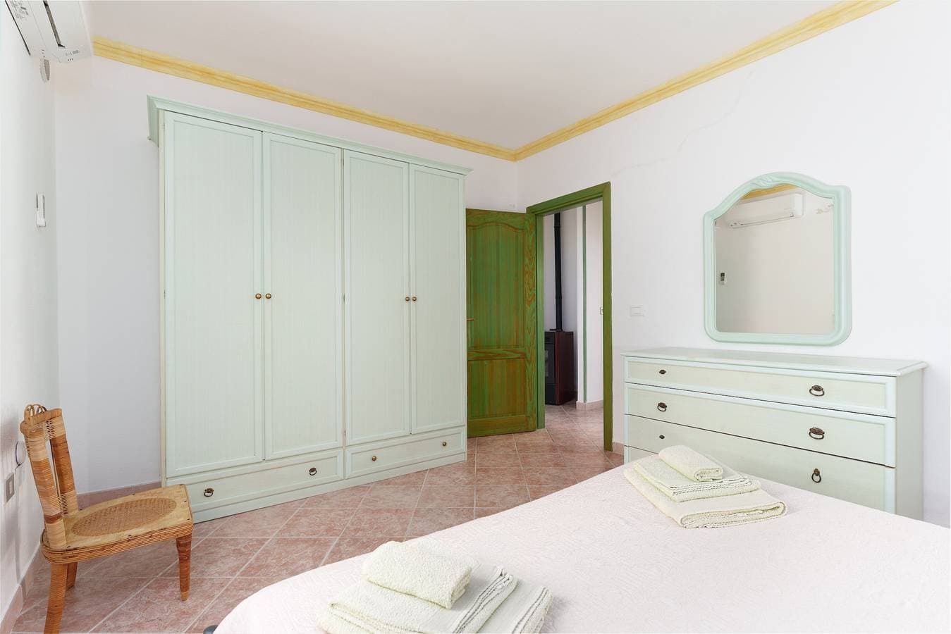 Foto 4 von 32: Sardisches Apartment für 6 mit privater Terrasse, 3 Min. zu Fuß zum Strand