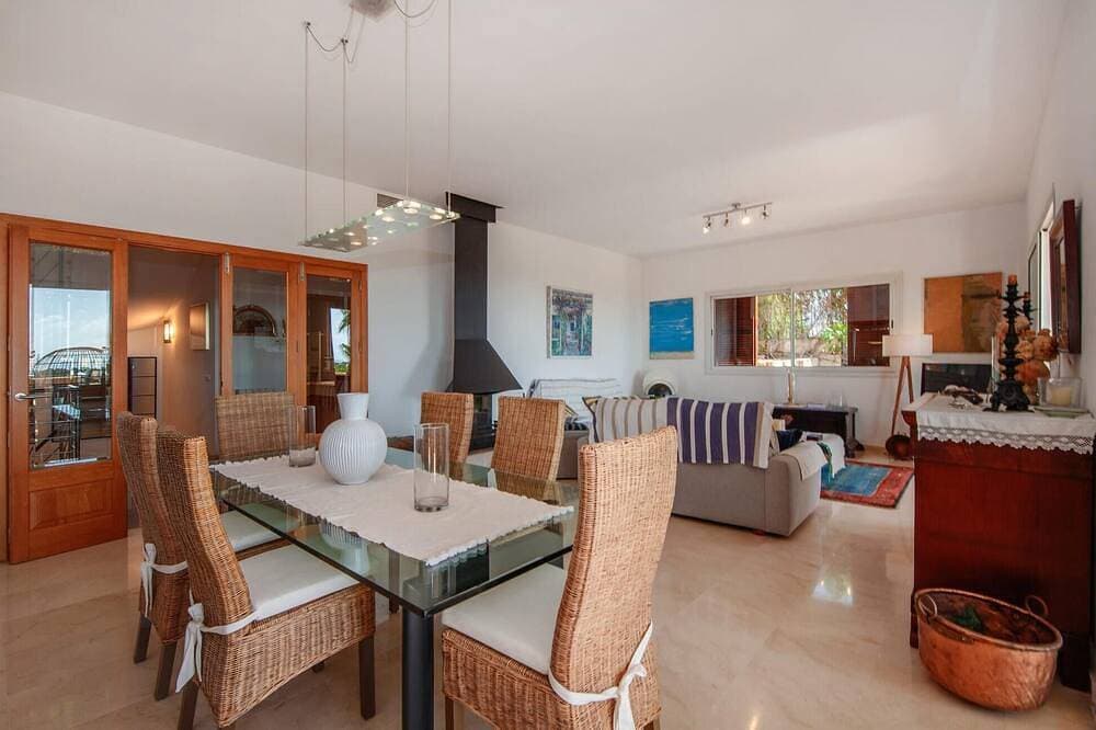 Foto 12 von 30: Wunderschönes Haus in Calvia mit privatem Swimmingpool, der sowohl drinnen als.