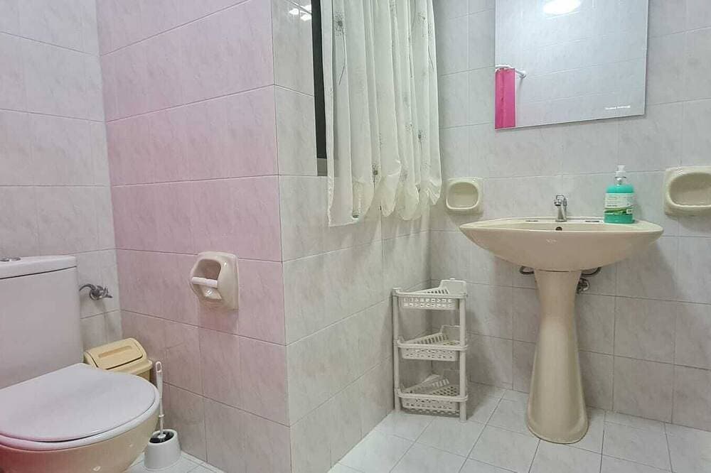 Foto 8 von 19: Comfortable Three Bedroom Apartment With WIFI & Located In The Centre