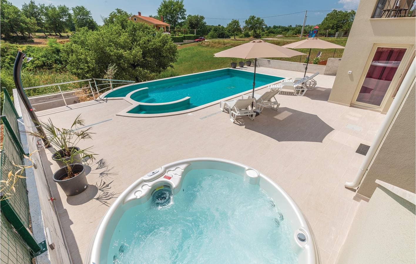 Foto 7 von 36: Charmantes 2-Zimmer-Apartment mit Pool, Terrasse und WLAN in Prhati – 200 m vom Zentrum entfernt