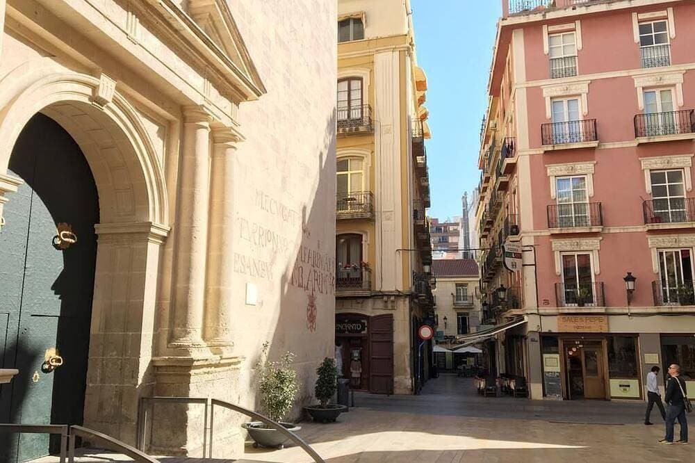 Foto 8 von 30: Study in Alicante Centro Historico 50 m vom Strand entfernt