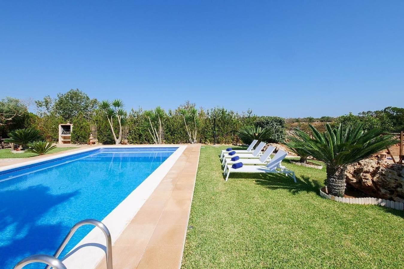 Foto 2 von 38: Ferienhaus Fonoll mit Bergblick, Pool, WLAN, Terrasse und Garten