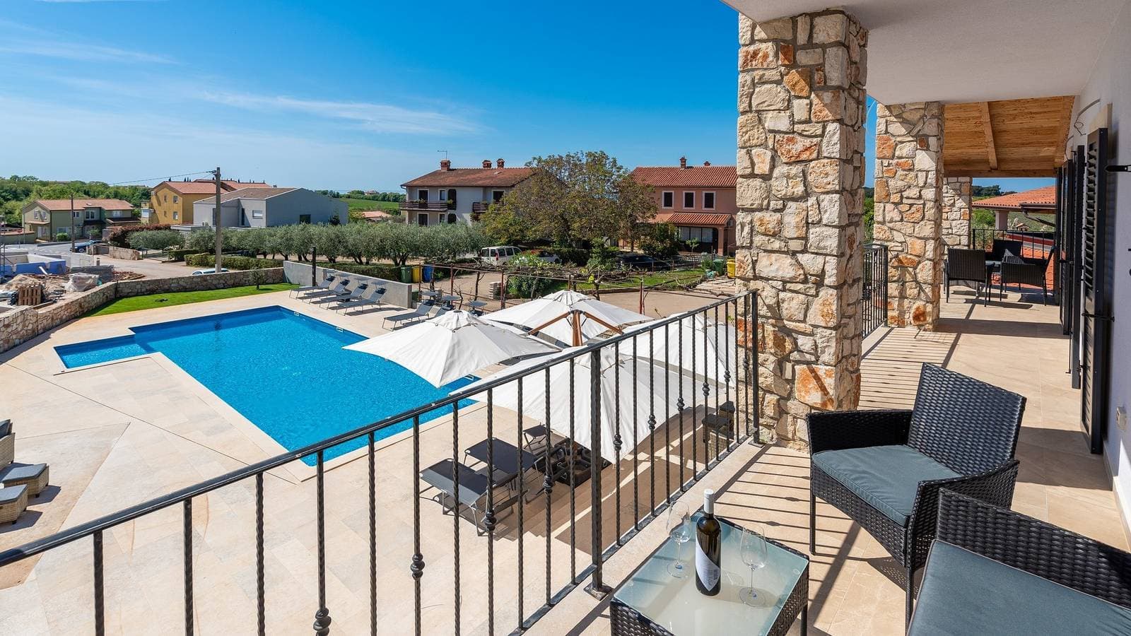Apartment mit Balkon und Poolblick

 1