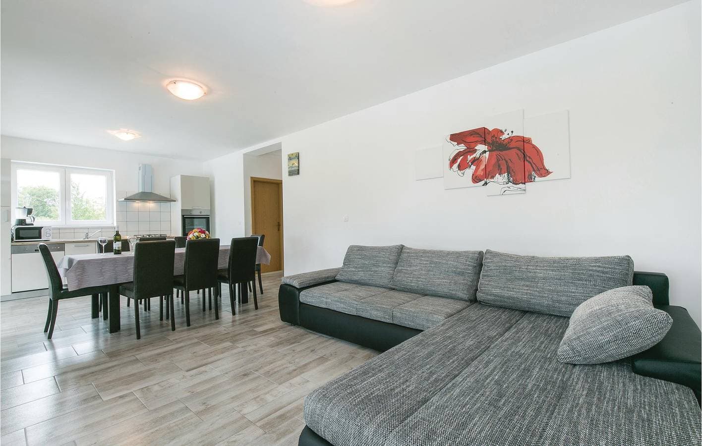 Foto 12 von 35: Moderne 2-Zimmer-Wohnung mit Terrasse, Parkplatz und WLAN in der Nähe des Stadtzentrums