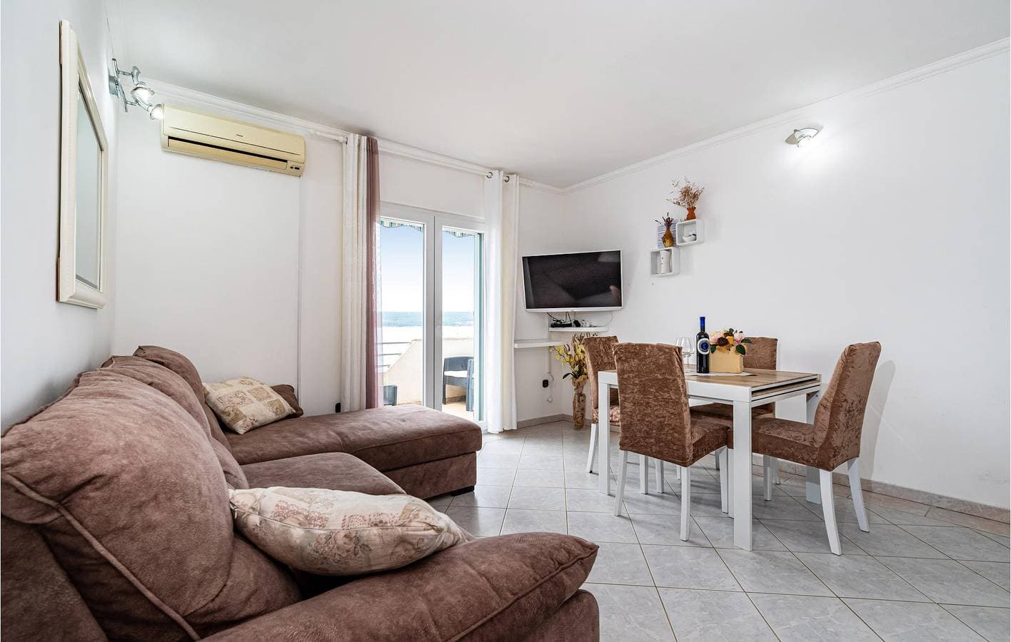 Foto 9 von 33: Apartment mit Meerblick, Terrasse, Küche und Parkplatz in der Nähe von Donji Karin