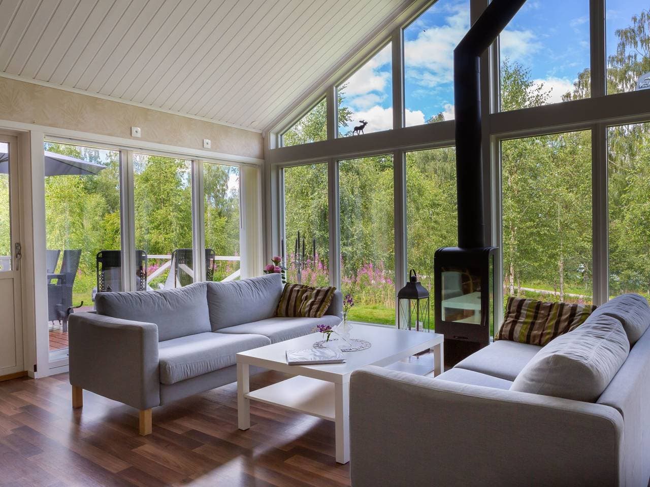 Foto 10 von 51: Modernes Haus mit hellem Dekor, mit Blick auf den See