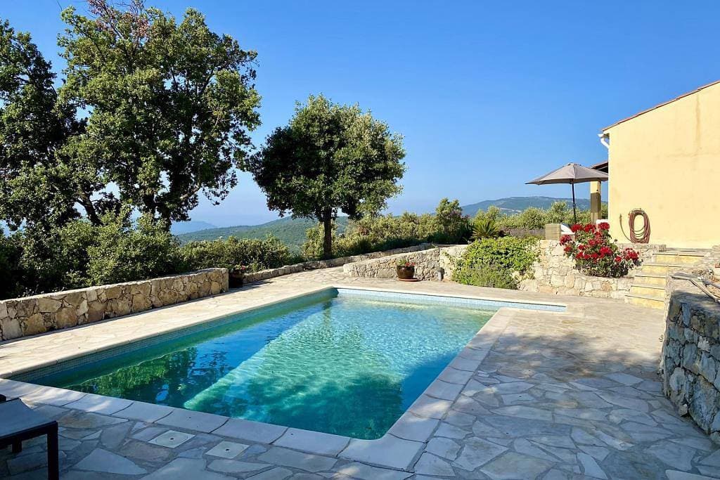 Ferienhaus mit Pool und herrlichem Blick in Mons 1