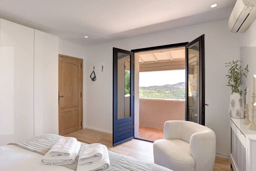Foto 4 von 28: Stylish 4-Bedroom Design Villa with Pool, Gym & Open Valley Views – Côte d’Azur