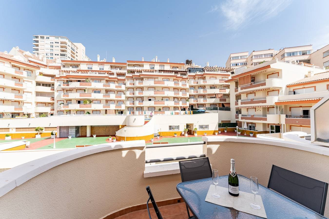 Foto 4 von 28: MalagaSuite Benalmadena Next to the Beach