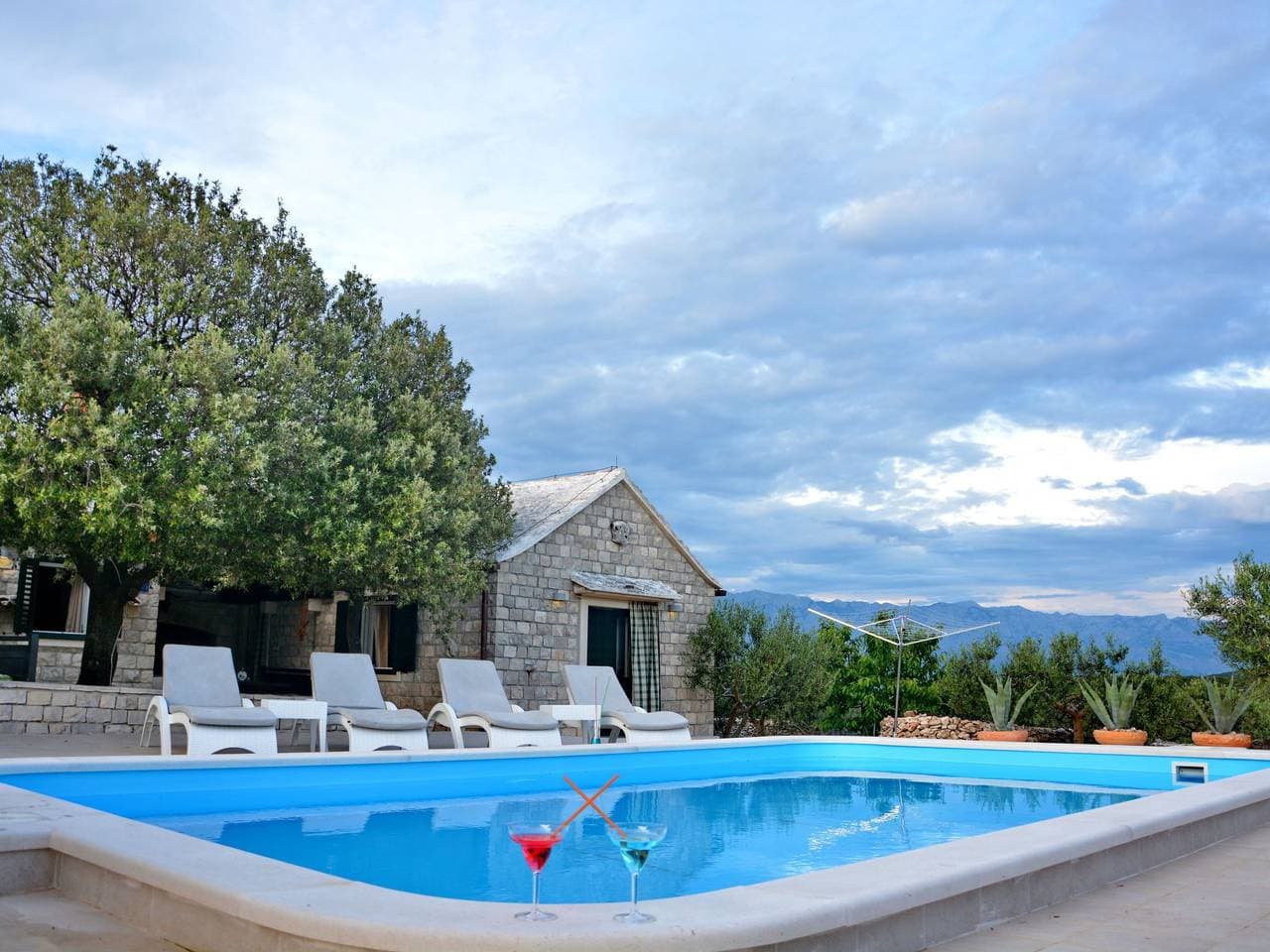 Foto 4 von 38: Mit Terrasse und Pool in herrlicher Naturlandschaft