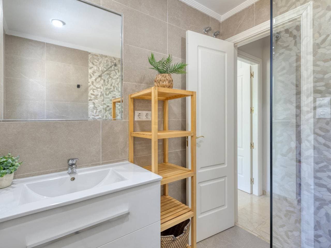 Foto 11 von 25: Moderner Komfort in Estepona: Terrasse, Pools, Klimaanlage und WLAN