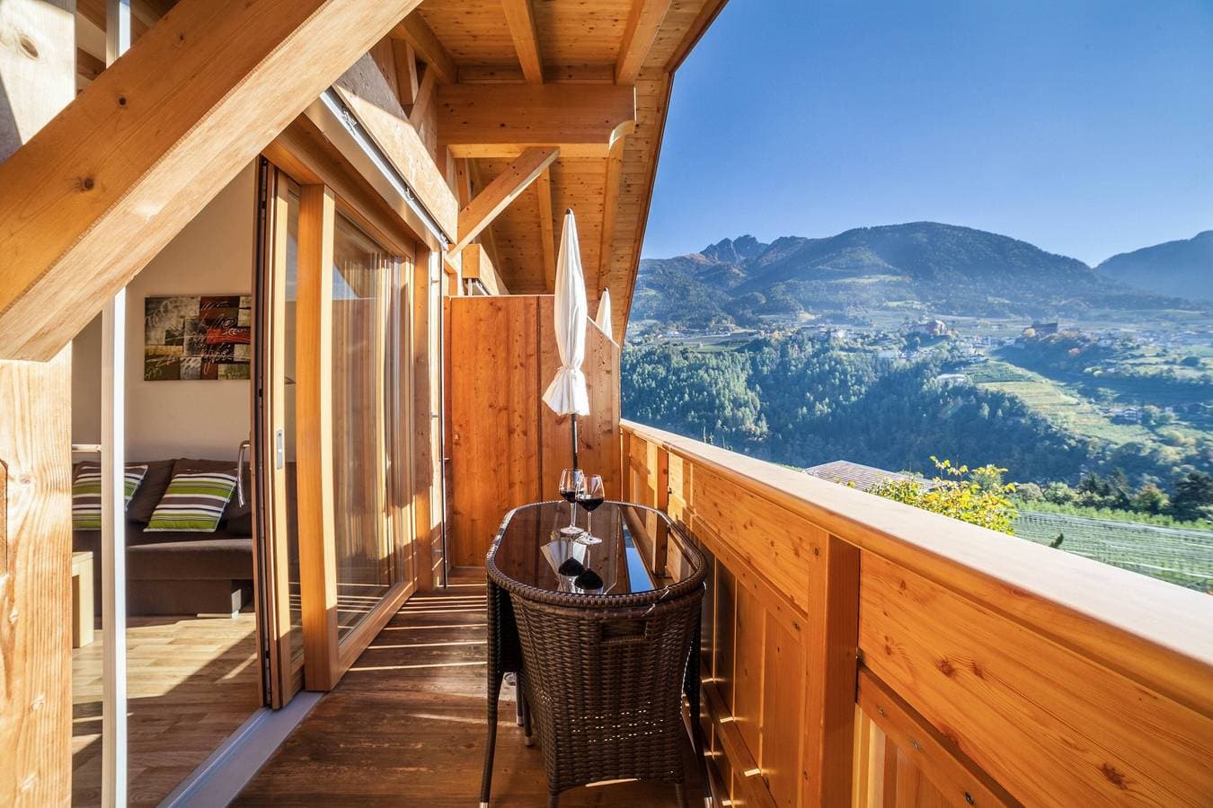 Foto 3 von 26: Ferienwohnung "Feldhof Apfeloase" mit Salzwasser Pool, Panoramaliegewiese und Balkon