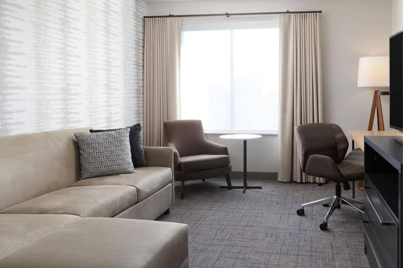 Foto 8 von 10: One-Bedroom Suite with Two Queen Beds and Sofa Bed