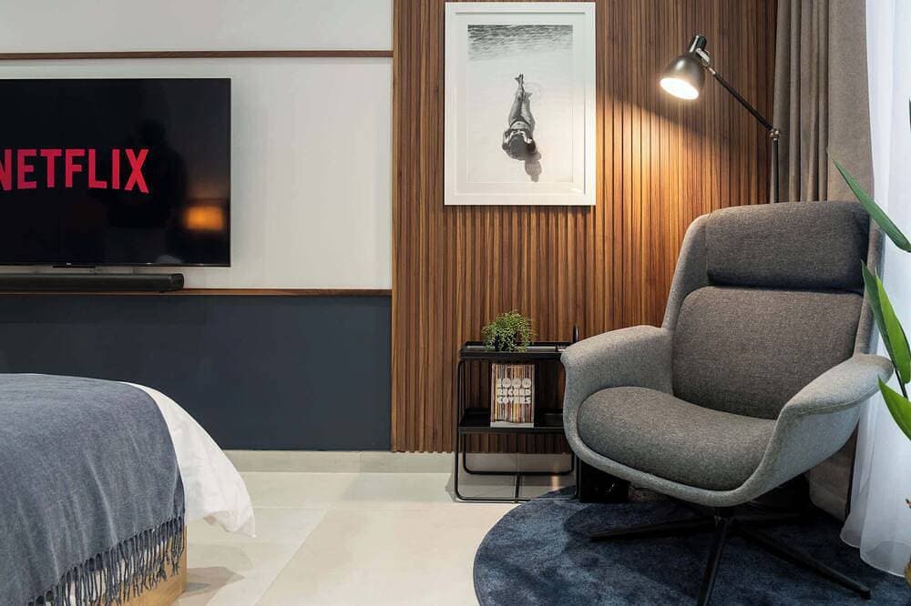 Foto 4 von 22: Apt w/ Maltese Balcony + Private Home Office