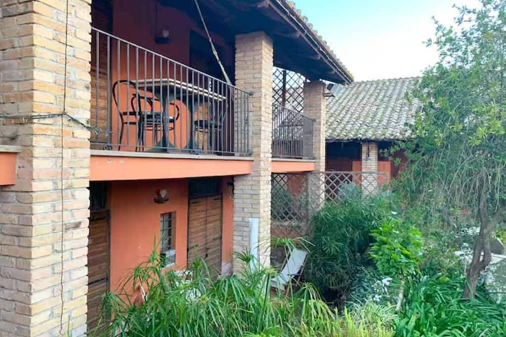 Foto 6 von 7: Tower mini suite in historic farmhouse steps from lake beach
