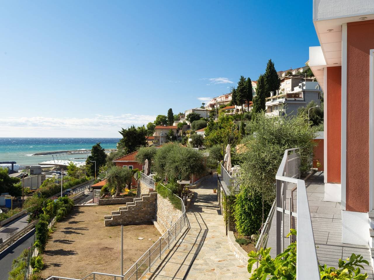 Kleine, moderne Ferienanlage Baia dei Gabbiani 1