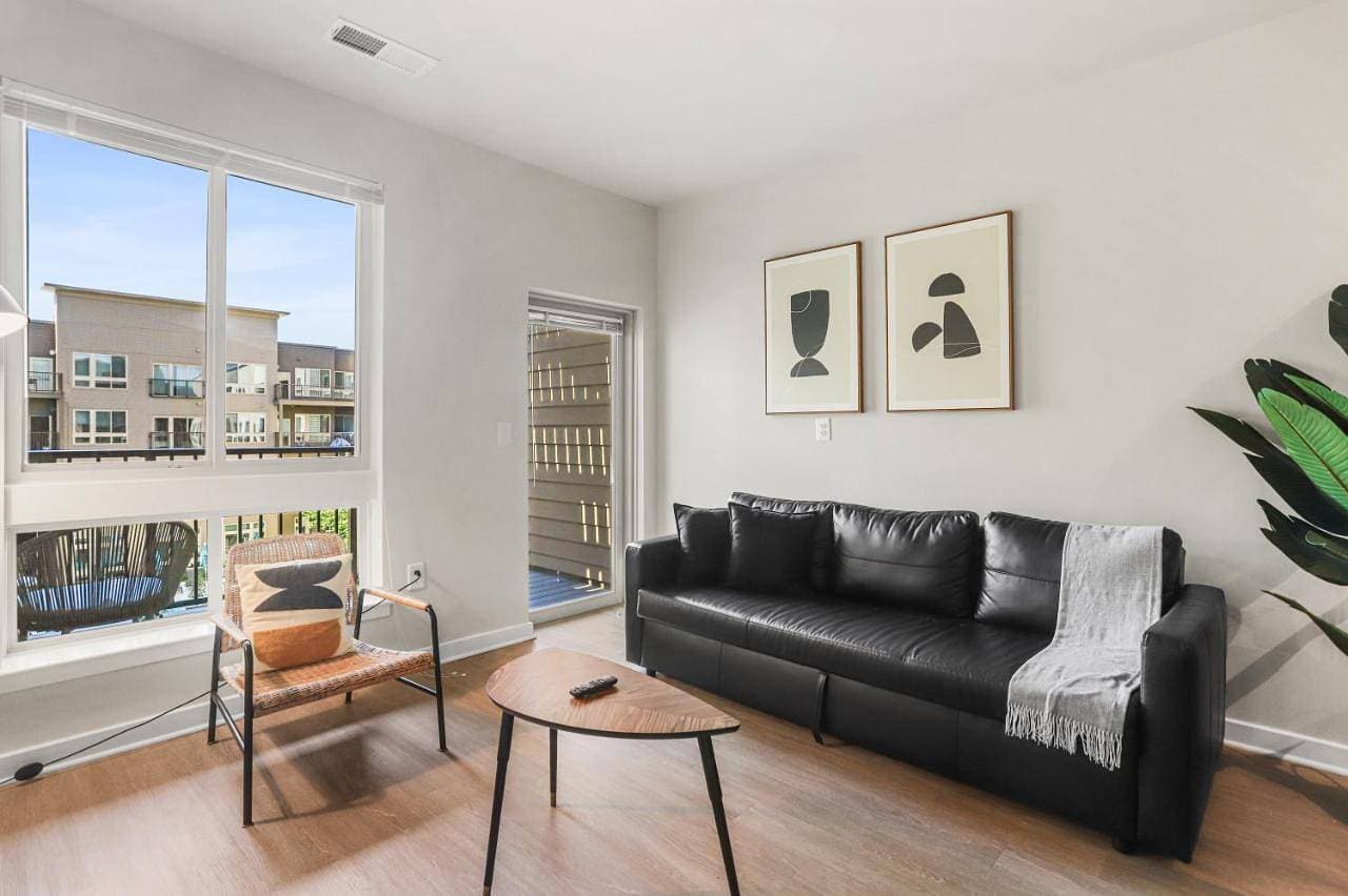 Spacious 2BR plus Den - Pool Balcony & 3 Queens 1